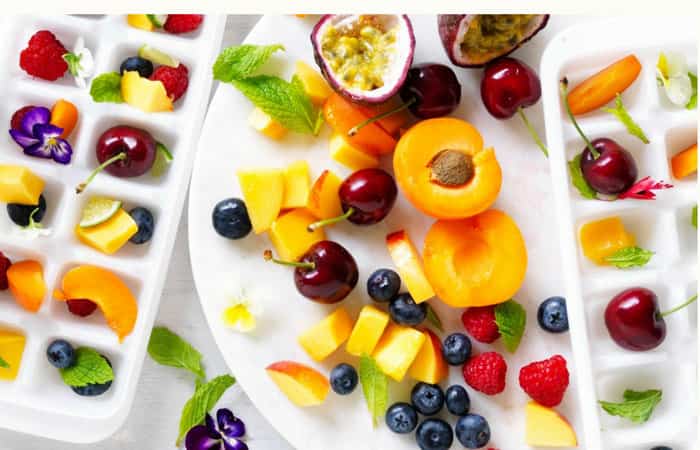 Hielos de colores con frutas para decorar las bebidas del verano