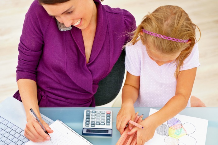 Nosotros en el trabajo y los niños de vacaciones, una buena organización