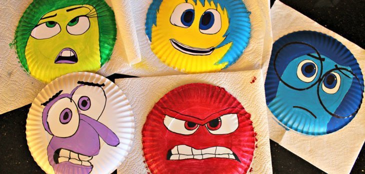 5 Personajes de película con platos desechables