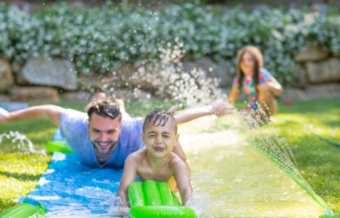 10 Juegos fáciles y divertidos con agua para combatir el calor