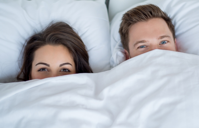 Qué hacer si los niños nos pillan en la cama