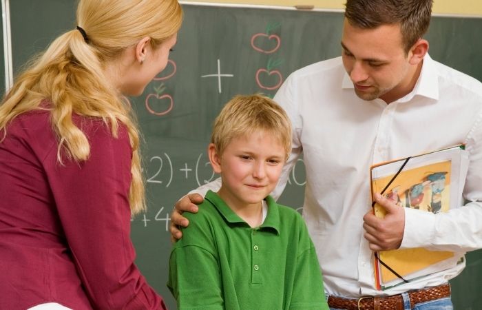 Los profesores, enseñan. Los padres, educamos