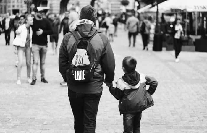 Por qué los padres no debemos cargar con la mochila de nuestros hijos