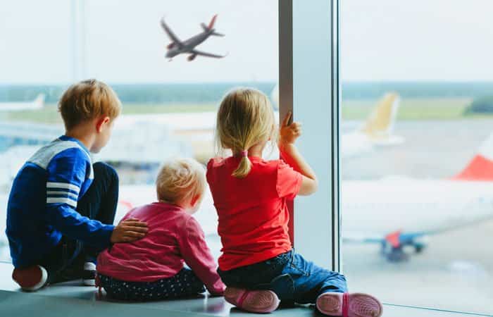 Volar con niños ¿qué deberían comer durante estos trayectos?