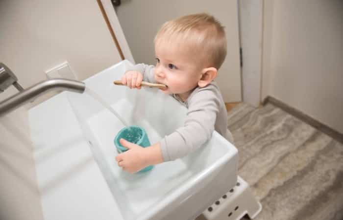 Cómo enseñar a los niños a cepillarse los dientes solos: tips para implantar este hábito desde pequeños