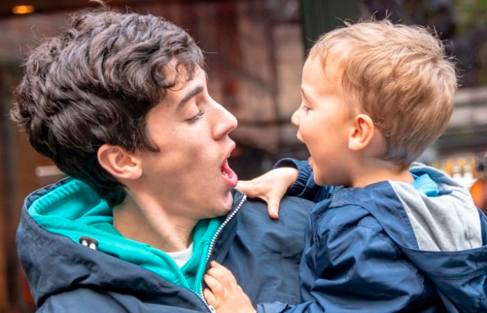 Neuronas espejo: qué son y cómo influyen en la educación de nuestros hijos