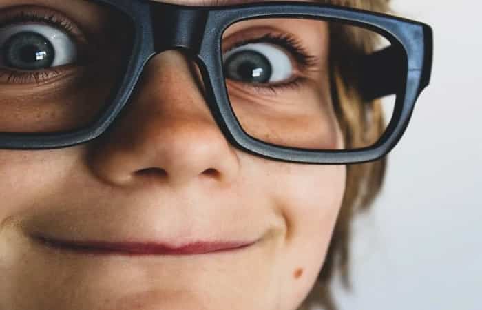 Mi hijo se toca los genitales en público, ¿qué puedo hacer?