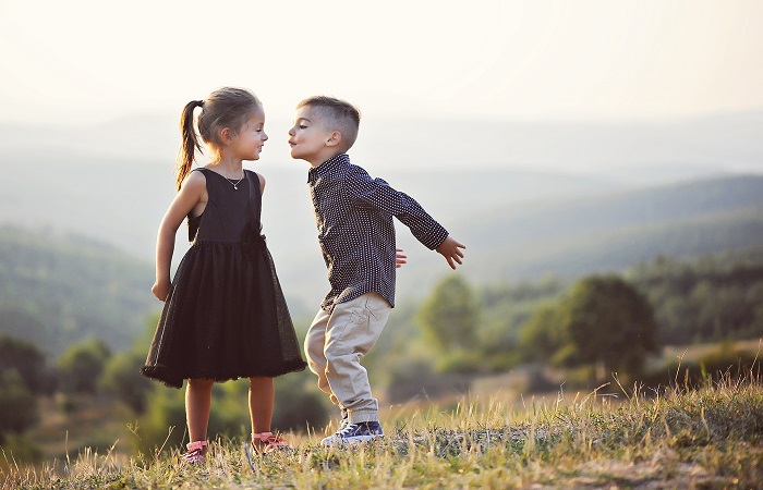 Besos en la boca entre niños. ¿Es un comportamiento normal o debemos preocuparnos?