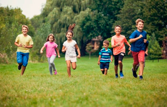 7 Beneficios de jugar al aire libre y sin pantallas en vacaciones