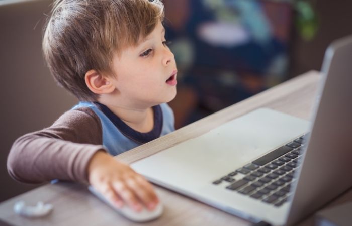 Los optometristas recomiendan supervisar el uso de los dispositivos digitales que se regalan en Navidad para evitar problemas visuales