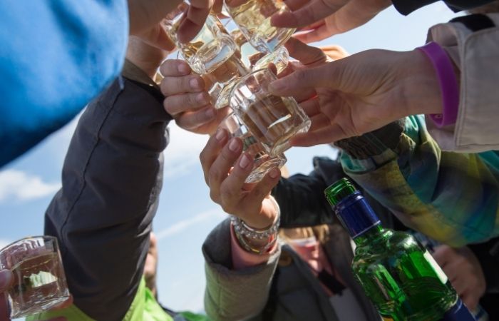 Botellón: estos son los peligros y las consecuencias legales para los padres