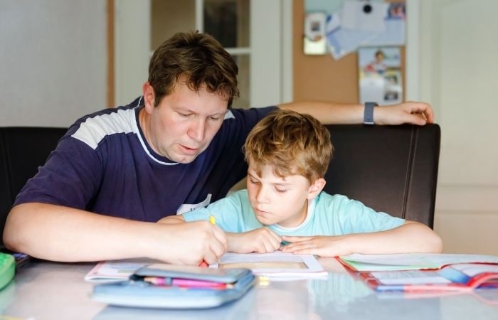 Padres que les hacen los deberes a los hijos: por qué es un error