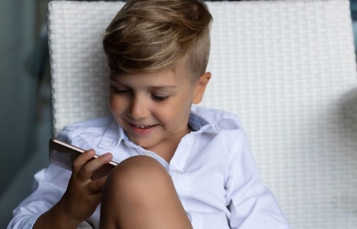 Por qué no debes dejar que tu hijo use el móvil en un restaurante