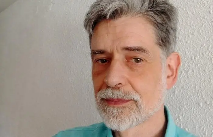 Dr. Carlos González: 