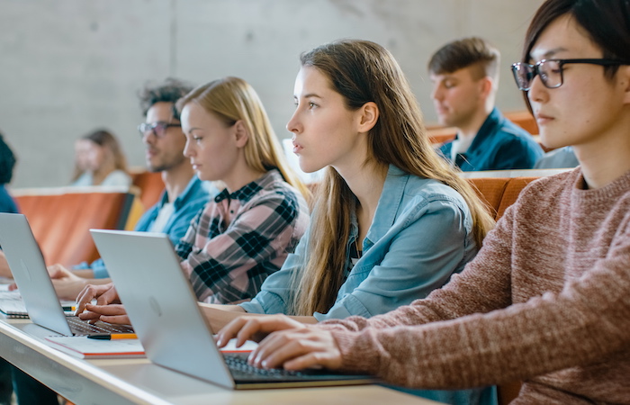 Las STEM no atraen al talento femenino, aunque tienen mejor rendimiento académico
