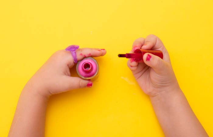 Los niños quieren pintarse las uñas: ¿es tóxico o peligroso?