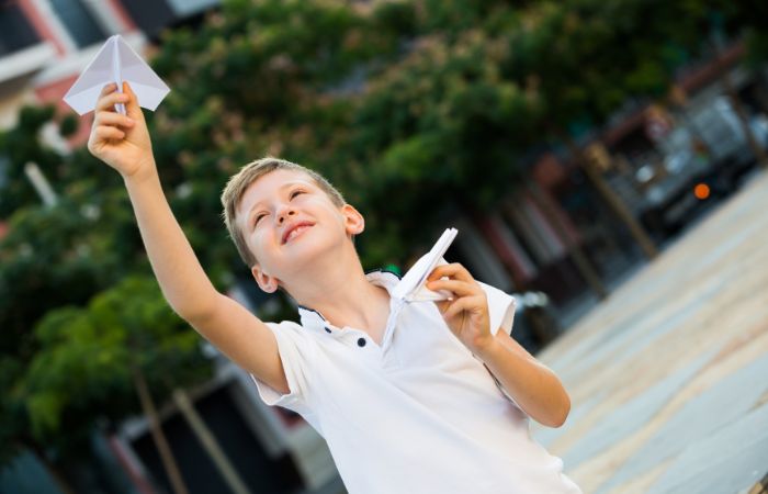 5 Aviones de papel fáciles para hacer con los niños