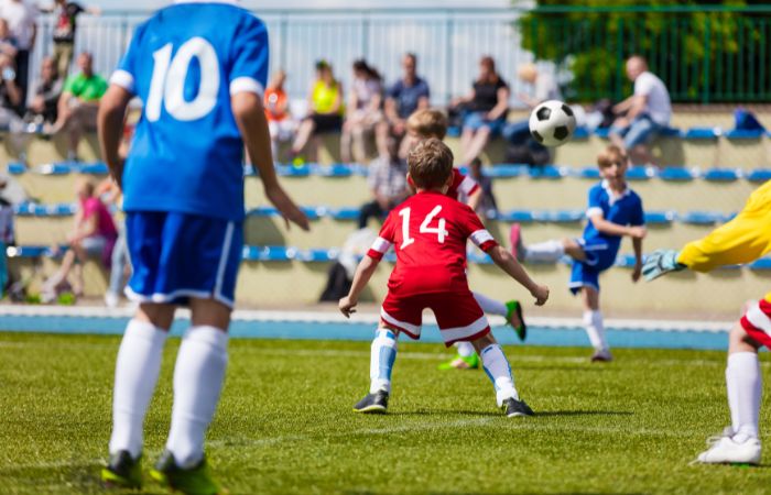 Padres en las gradas de fútbol infantil, ¡calmaos y sed un ejemplo para vuestros hijos!