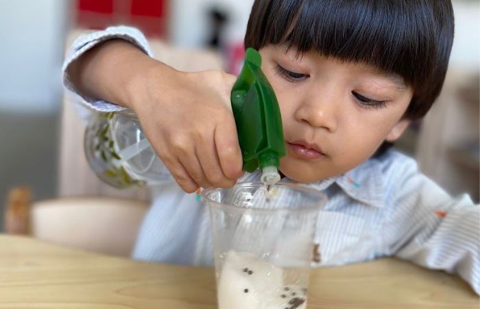 7 Divertidas actividades con agua para espacios interiores basadas en el método Montessori