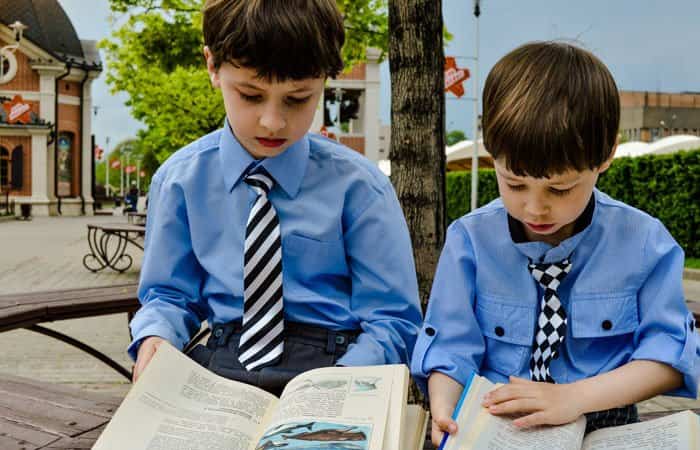 Qué hacer cuando un hijo trae buenas notas y otro malas