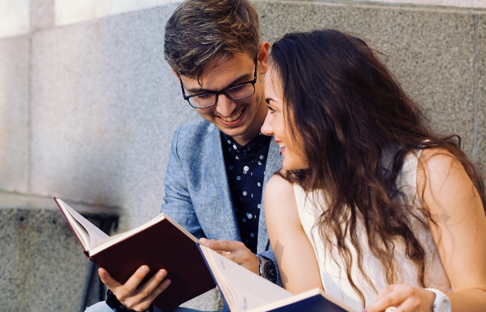 Adultos que leen: estos son los libros más vendidos en Amazon esta temporada