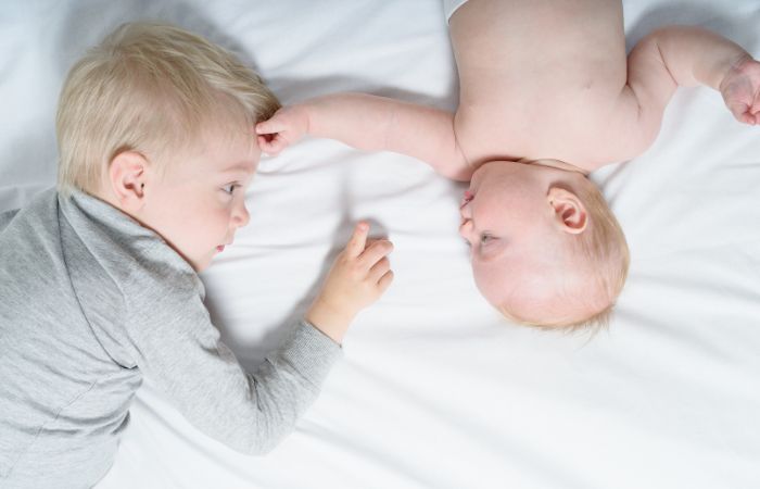 Un nuevo hermano: cómo prepararnos y tips para prevenir los celos
