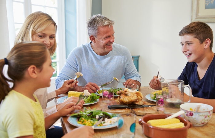 6 Trucos efectivos para conseguir que el adolescente hable durante la cena
