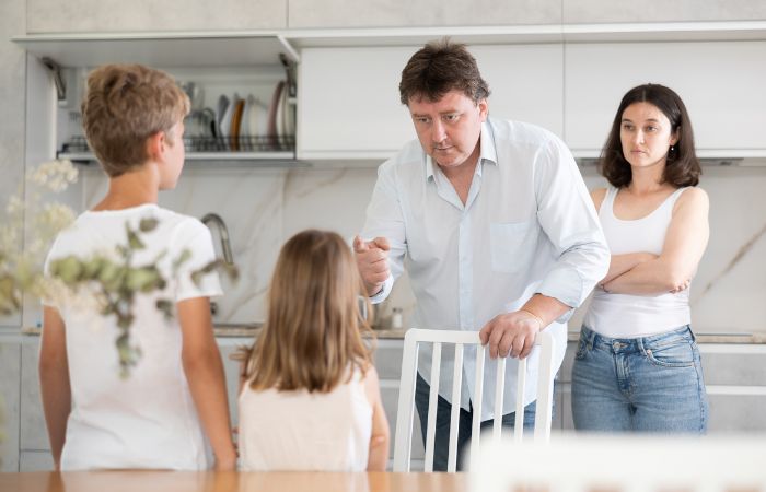 In fraganti: ¿cómo actuar si pillas a tu hijo haciendo algo que no debería?