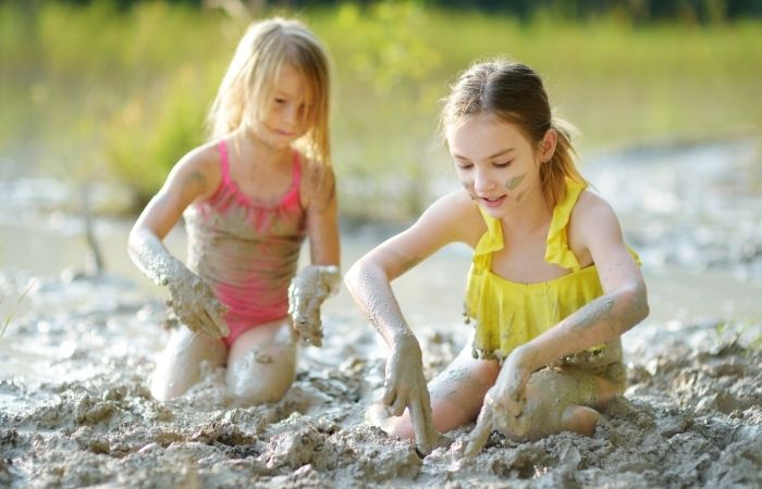 7 Importantes motivos para dejar a tu hijo jugar con barro