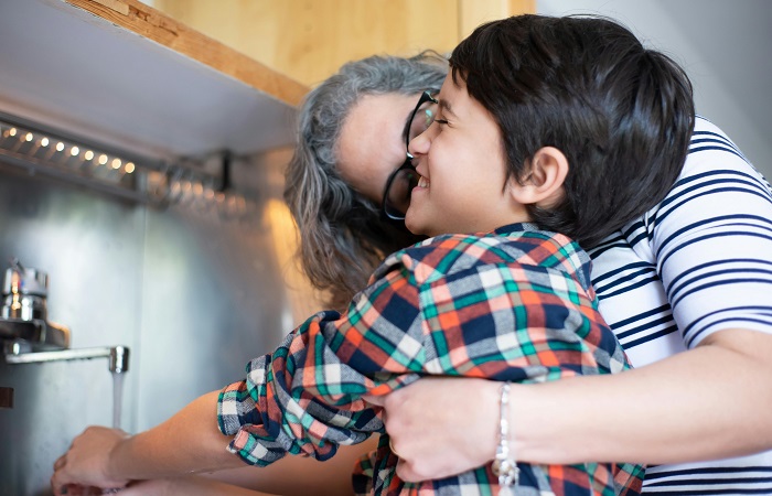 Mi hijo no quiere saludar con besos: ¿debo obligarlo o respetar su decisión?