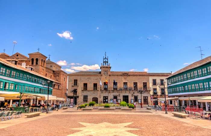 Las 10 plazas de pueblo más bonitas de España