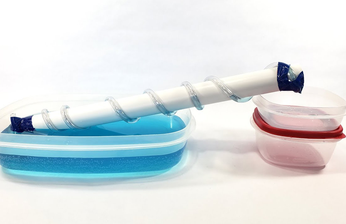 Experimenta la fuerza del agua con este tornillo de Arquímedes casero