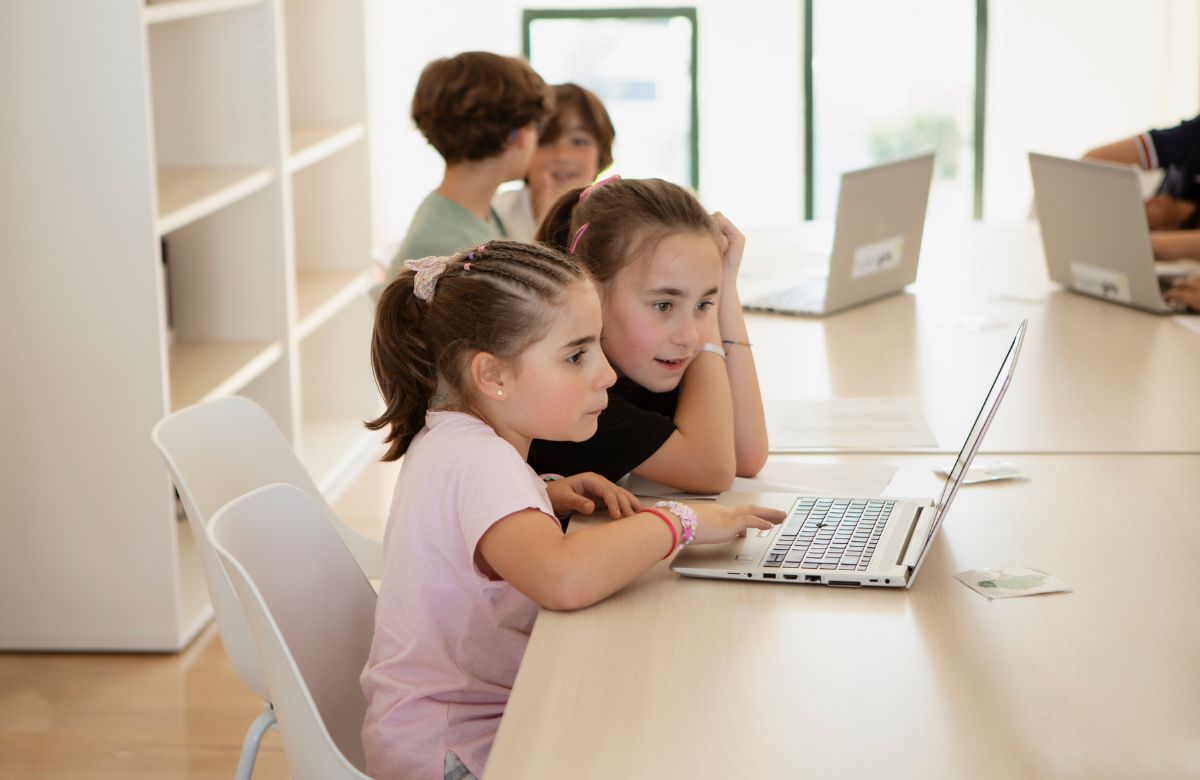Inspiring Girls y Stellantis, unidos por la digitalización de la España rural