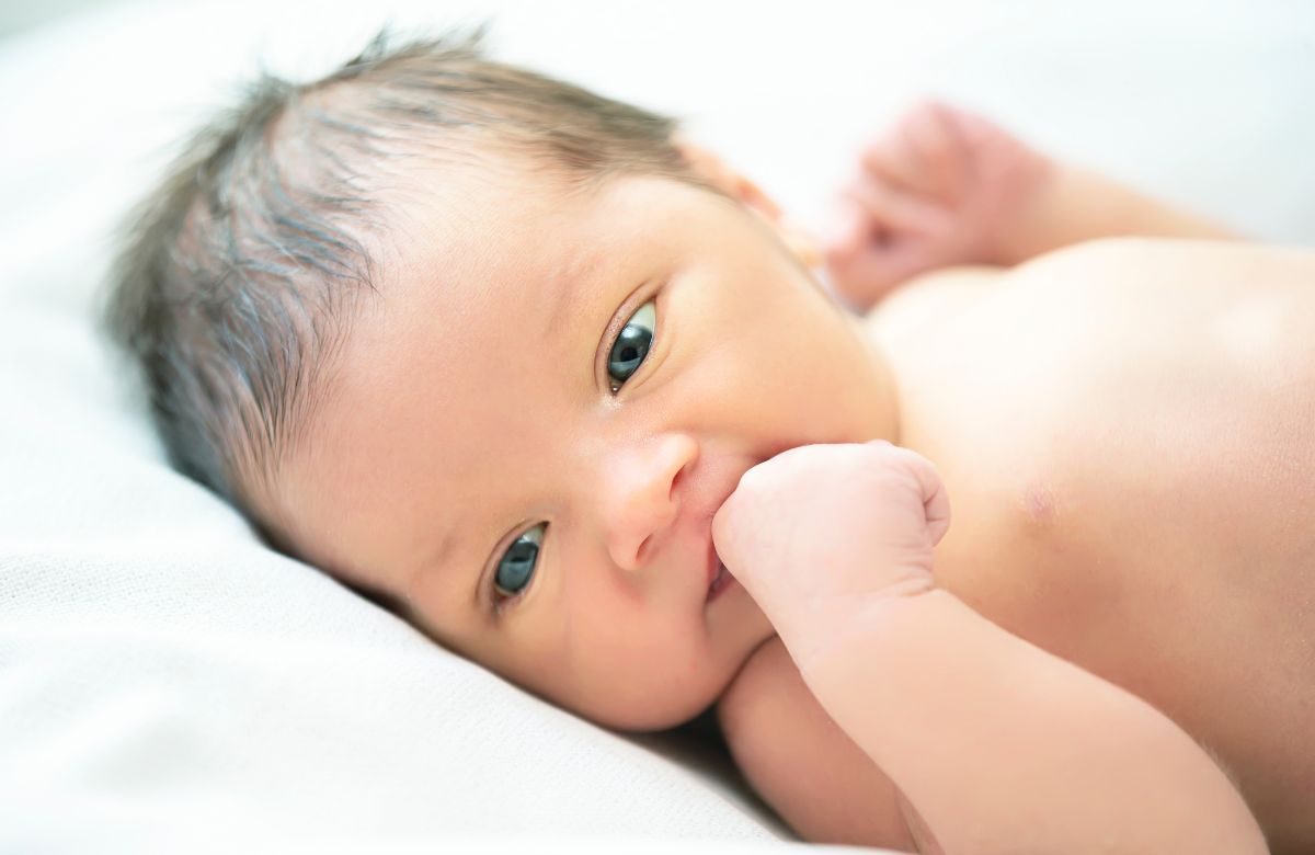 ¿Cuándo les cambia el color de los ojos a los bebés?
