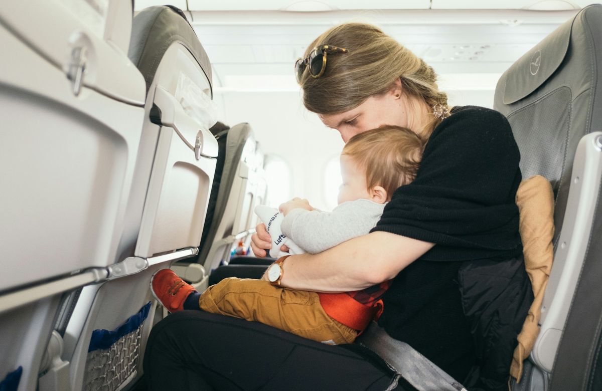 Consejos prácticos para viajar con un bebé en avión por primera vez
