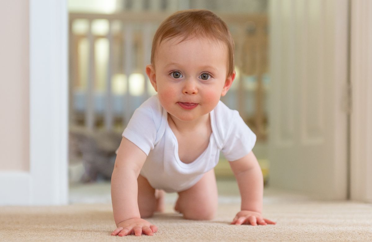 Los grandes beneficios del gateo y el reptado para el desarrollo infantil