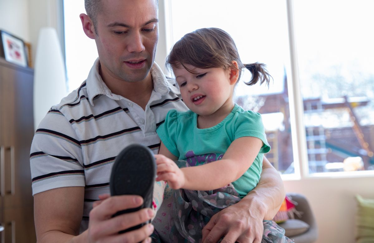 Los peligros de comprar zapatos de una talla más a nuestros hijos