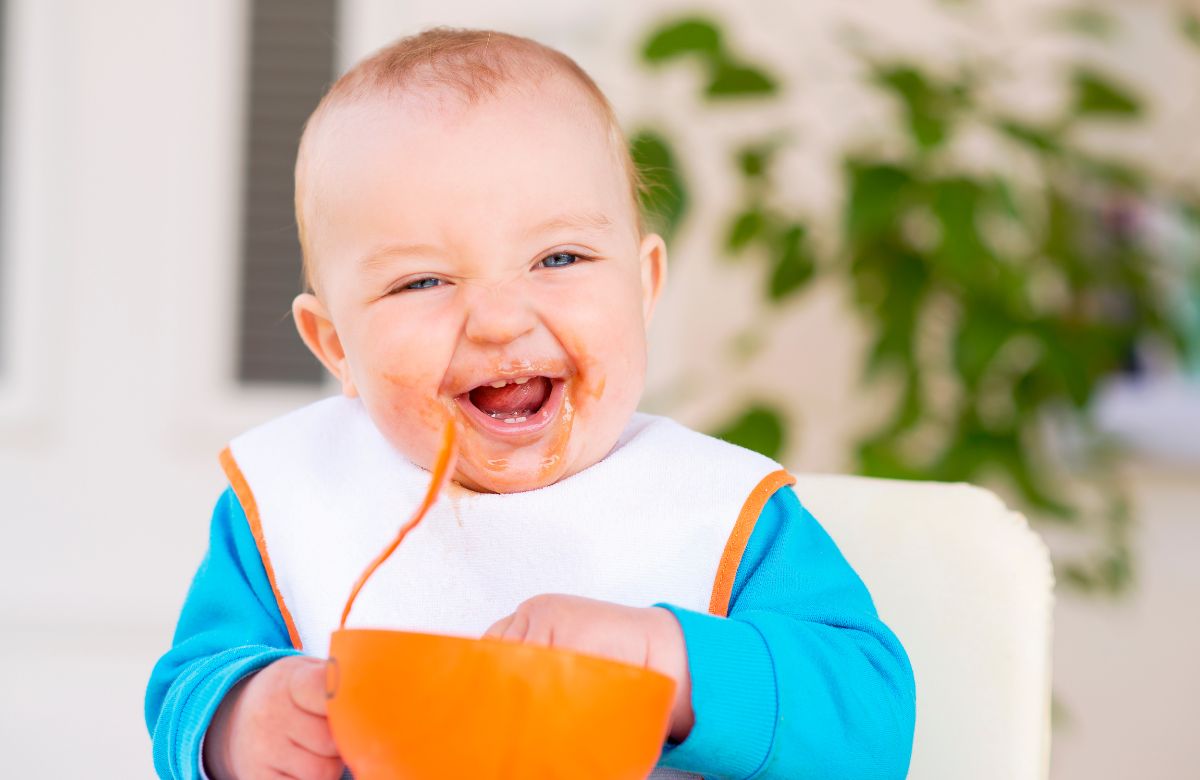 Descubre por qué es bueno que los niños pequeños se ensucien al comer
