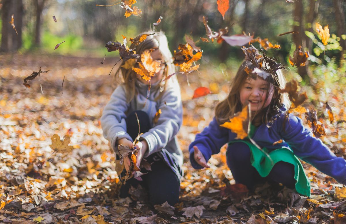 Descubre cuántos beneficios tiene para tus hijos jugar al aire libre