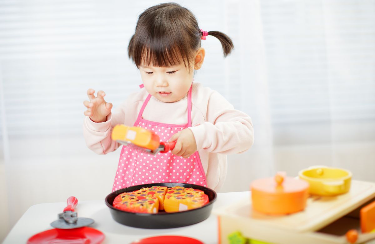 Descubre por qué los niños hablan solos y las ventajas que obtienen